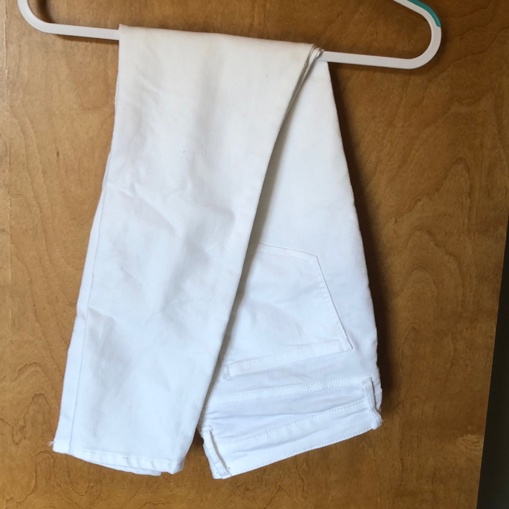 3/$30 White skinny jeans. Size 8 long. Worn once!